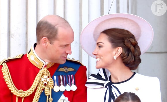 Kate Middleton e príncipe William surgiram sorrindo um para o outro 