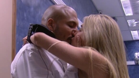 'BBB15': Fernando beija Aline em festa após avisar Amanda