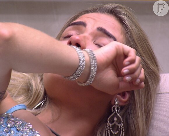 Aline chora por causa de sua situação com Fernando