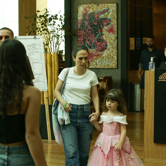 Vestida de princesa, a pequena encantou ao ser clicada toda de rosa e com direito a coroa na cabeça no Village Mall, na Barra da Tijuca, na Zona Oeste do Rio de Janeiro.