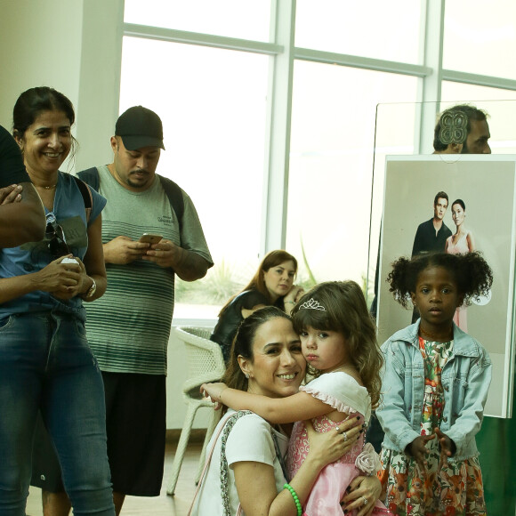 Clara Maria abraça a mãe, Tatá Werneck, na saída do cinema
