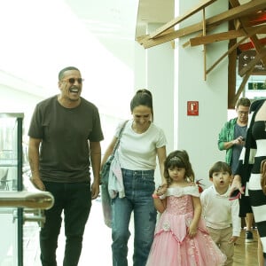 Tata Werneck passeia com a filha vestida de princesa em shopping do Rio de Janeiro