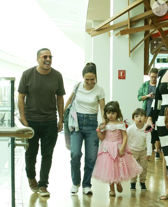 Tata Werneck passeia com a filha vestida de princesa em shopping do Rio de Janeiro