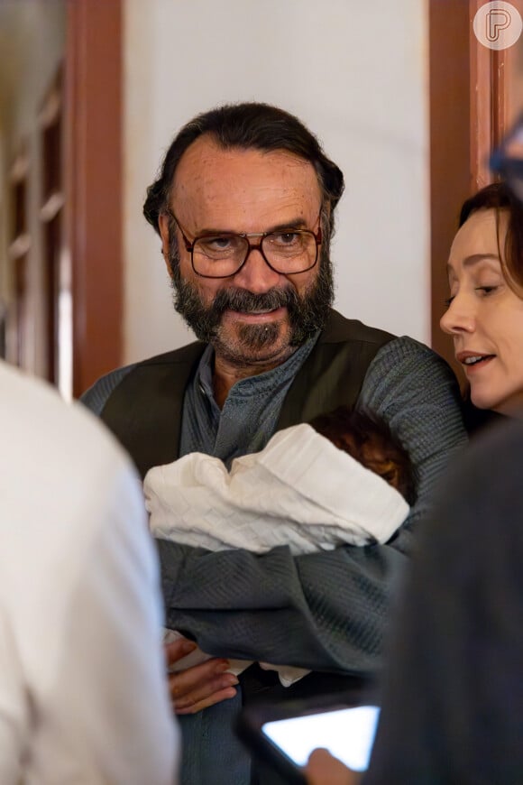 Rachid (Almir Sater) se emociona ao conhecer Cacau, bebê de Teca (Livia Silva) ao lado de Iolanda (Camila Morgado) na novela Renascer