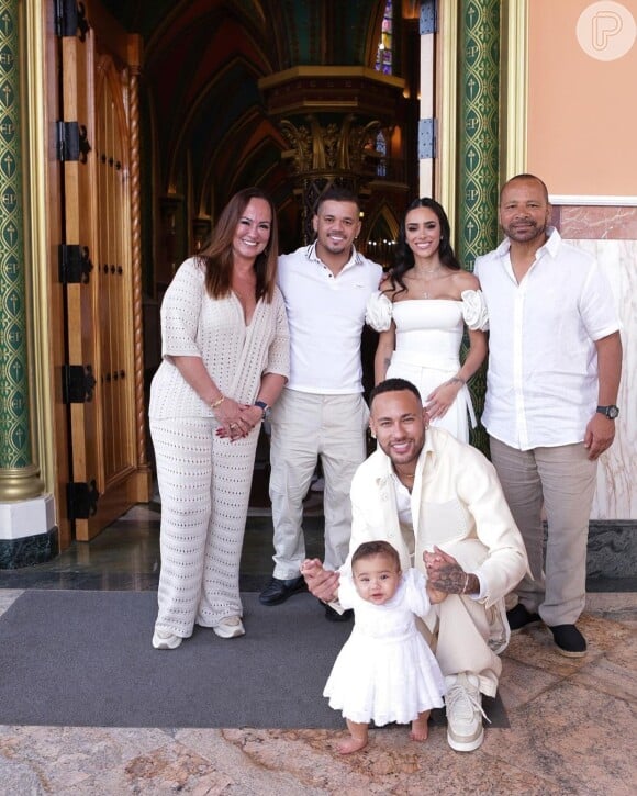 Neymar e Bruna Biancardi posaram com Mavie durante batizado da filha
