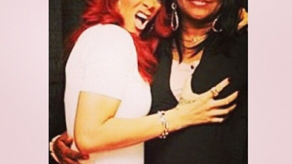 Rihanna posta foto com a mãe e a parabeniza por seu aniversário