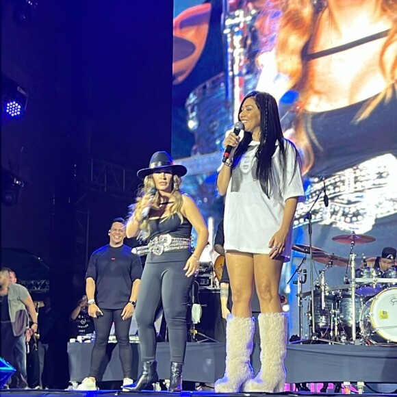 Reecontro de Simone e Simaria levou web à loucura e nome das irmãs figurou entre os trending topics do Twitter