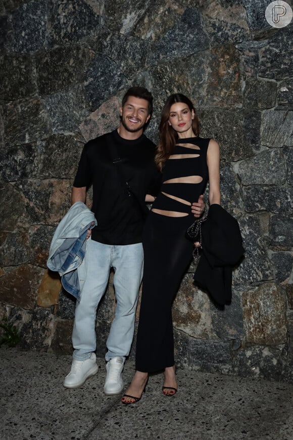 Camila Queiroz apostou em vestido preto recortado e teve a companhia de Klebber Toledo na festa da final do 'Dança dos Famosos 2024' na casa de Luciano Huck e Angélica