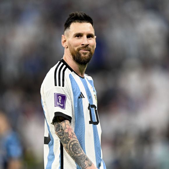 Lionel Messi foi elogiado como jogador pela Miss Bumbum Larissa Sumpani, porém a modelo fez questão de frisar: 'Parece que não gosta daquela envolvência, no conteúdo ele teria um cartão vermelho com certeza'