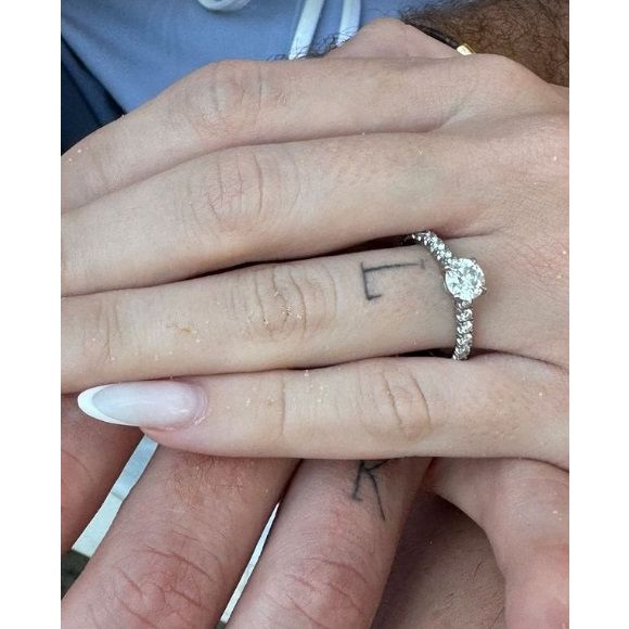 Jogador do Flamengo Léo Pereira pediu Karoline Lima em casamento, com aliança da advogada Gabriella Garcia