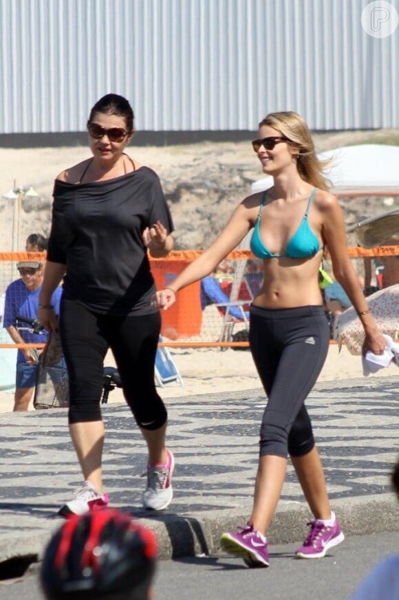 Yasmin Brunet mantém a boa forma através de exercícios físicos feitos na praia