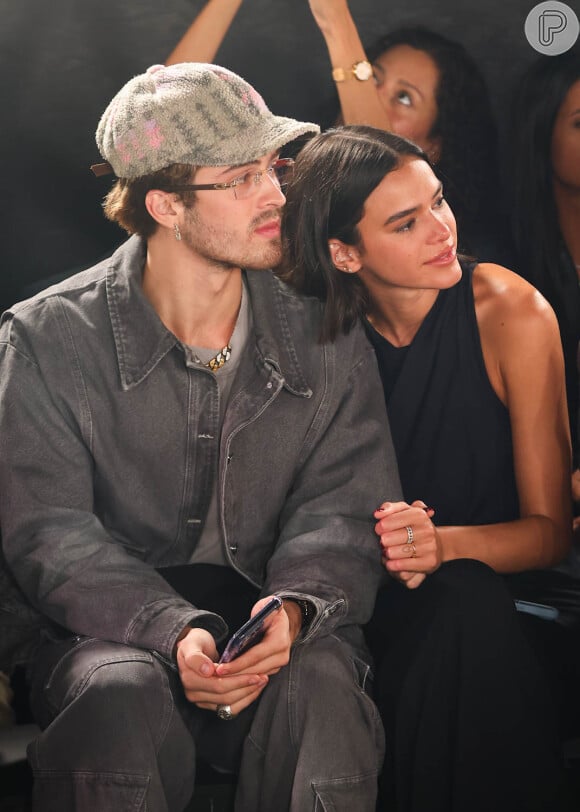 Bruna Marquezine e João Guilherme assistiram desfile da Mondepars, marca de Sasha, juntinhos na primeira fila