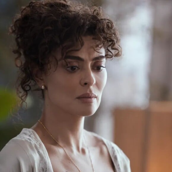 Beleza de Juliana Paes na série da Netflix tem sido amplamente elogiada e mantém a mesma dos seus 26 anos de carreira