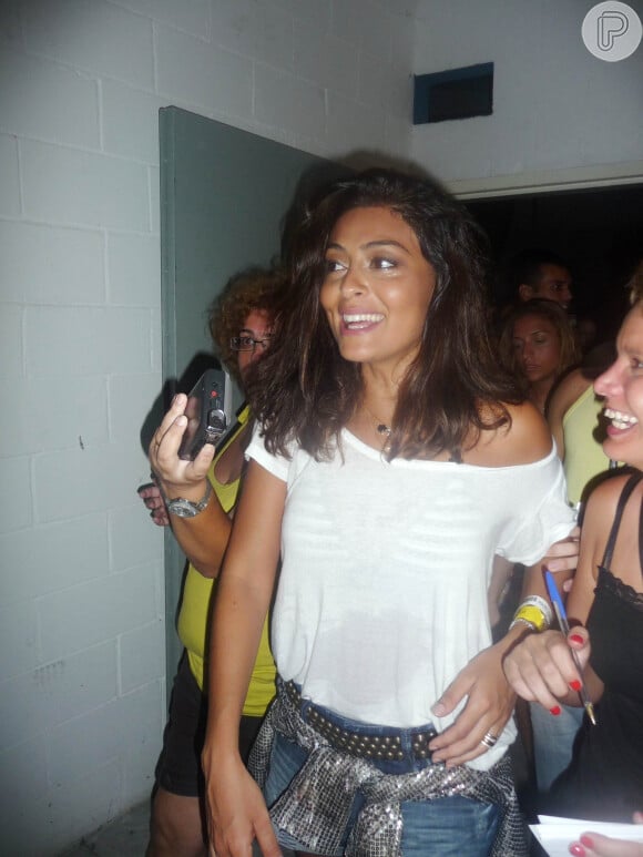 Em fotos antigas, como nesta deixando o show de Beyoncé, Juliana Paes esbanjava beleza com pouca (ou nenhuma make)