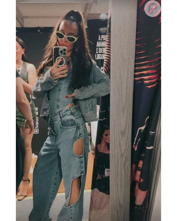 Maiara, por sua vez, escolheu um look jeans fashionista repleto de vazados