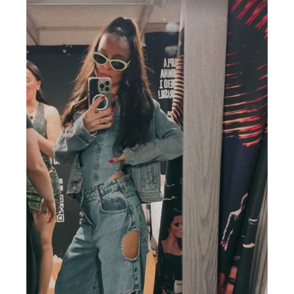 Maiara, por sua vez, escolheu um look jeans fashionista repleto de vazados