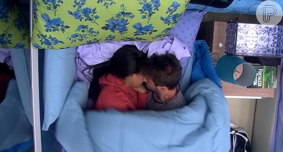 Rafael e Talita trocaram beijos sob o edredom no Quarto Azul do 'BBB15'