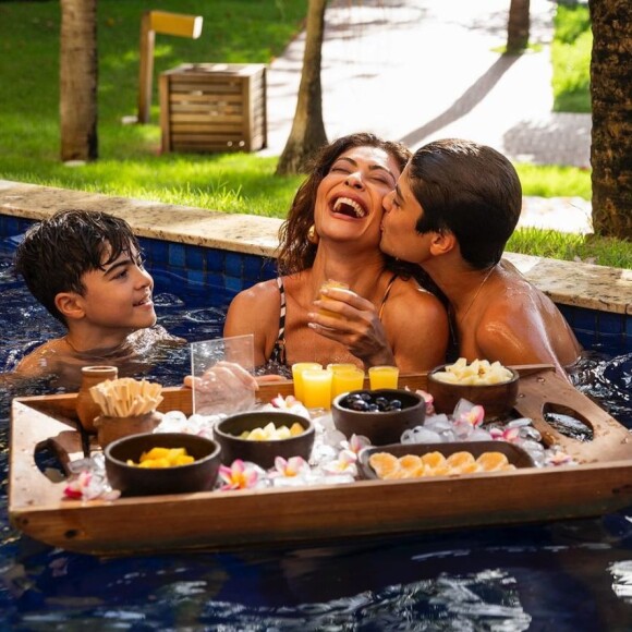 Diferentemente de Liana, de 'Pedaço de Mim', Juliana Paes curte férias com os filhos