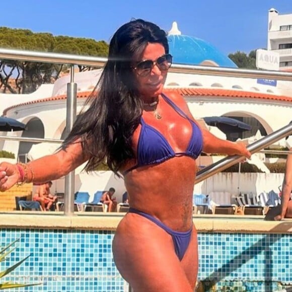 Gretchen curte piscina com biquíni fio-dental roxo fãs notam 'olhada' de homem ao fundo