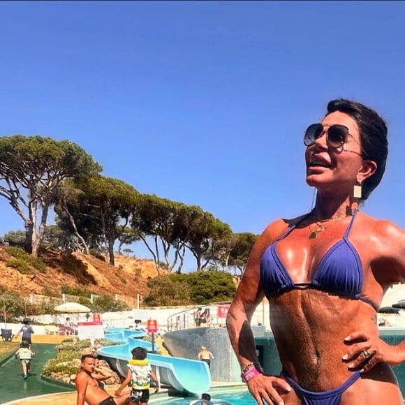 Biquíni de Gretchen valorizou seu corpo bronzeado, mas fãs repararam um olhar indiscreto para a cantora