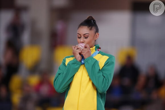 Babi Domingos também entregou sua emoção em ser a primeira atleta a ver o uniforme que será usado pelo Brasil na cerimônia de abertura das Olimpíadas 2024