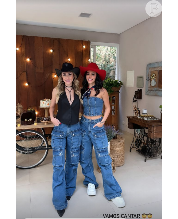 Já Bruna Biancardi apostou em um look all jeans composto por cropped e calça oversized, combinado com um chapéu vermelho