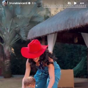 Mavie, filha de Bruna Biancardi e Neymar, usou uma jaqueta com seu nome e foto desenhados, além de uma meia calça branca e sapatinho vermelho