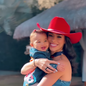 Para a festa da irmã, Bruna Biancardi e Mavie combinaram lookzinhos jeans com um toque de vermelho