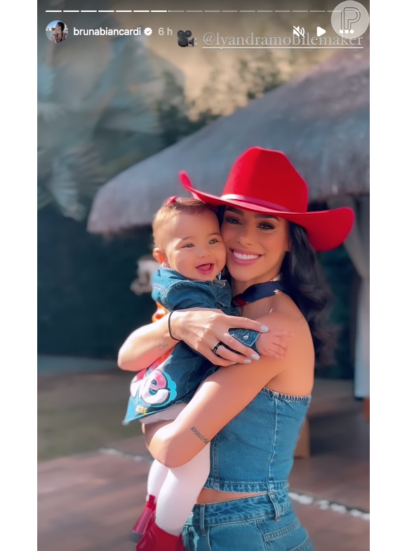 Para a festa da irmã, Bruna Biancardi e Mavie combinaram lookzinhos jeans com um toque de vermelho