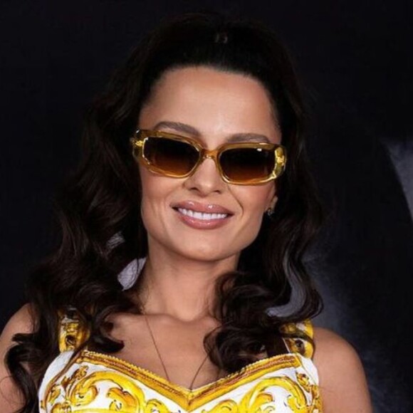 Maiara deixa barriga à mostra em top branco com shortinho curto e corpo divide opiniões de fãs