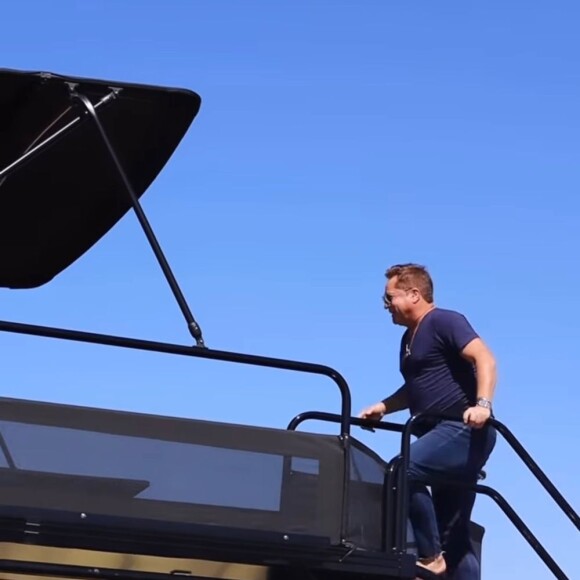 Leonardo ficou todo feliz com o barco que recebeu de Zé Felipe e Virgínia Fonseca; presente custou mais de R$ 700 mil