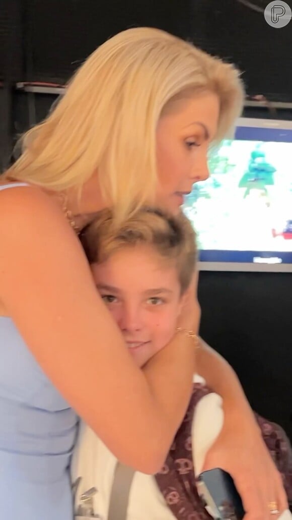 Ana Hickmann publicou o trecho de um vídeo onde Alezinho mostra que aprova o futuro matrimônio da mãe com o padrasto