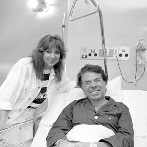 Silvio Santos apresentou febre e foi internado em SP em julho de 2024; na foto dos anos 1980, apresentador após cirurgia