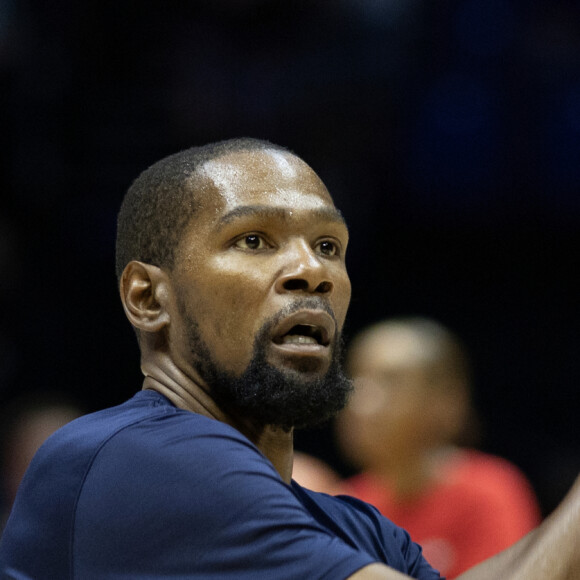 Já o quinto colocado da lista é Kevin Durant, que fatura US$ 93,3 milhões por ano