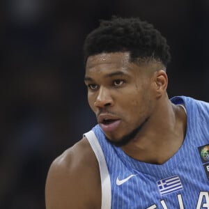 O jogador de basquete grego Giannis Antetokounmpo é o terceiro mais bem pago, ganhando US$ 110 milhões