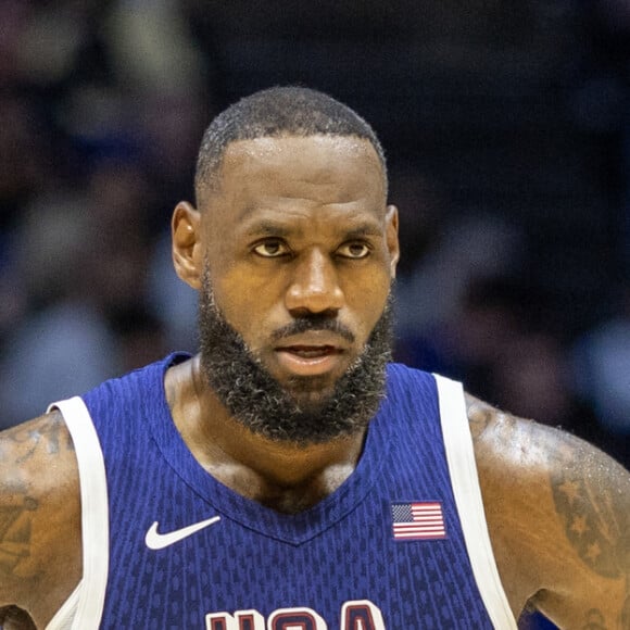 O segundo atleta mais bem pago é o astro do basquete norte-americano Lebron James, com US$ 128,2 milhões anuais