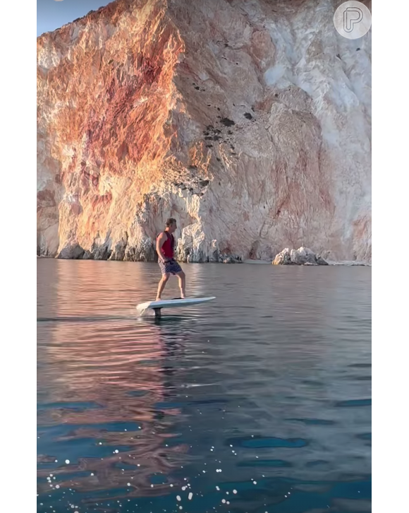 Luciano Huck ainda publicou um vídeo praticando esportes radicais na água, como nesta prancha de surfe