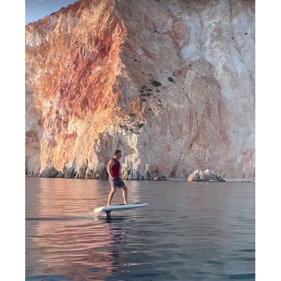 Luciano Huck ainda publicou um vídeo praticando esportes radicais na água, como nesta prancha de surfe