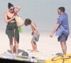 Daniel Oliveira e Sophie Charlotte vão embora da praia juntos com seus filhos na Barra da Tijuca