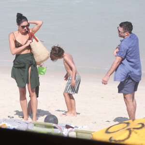 Daniel Oliveira e Sophie Charlotte vão embora da praia juntos com seus filhos na Barra da Tijuca