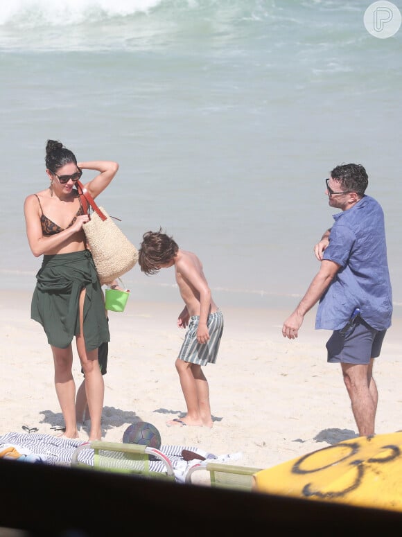 Daniel Oliveira e Sophie Charlotte vão embora da praia juntos com seus filhos na Barra da Tijuca