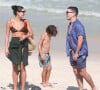 Daniel Oliveira e Sophie Charlotte vão embora da praia juntos com seus filhos na Barra da Tijuca