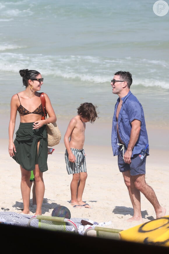 Daniel Oliveira e Sophie Charlotte vão embora da praia juntos com seus filhos na Barra da Tijuca