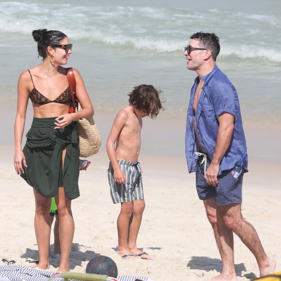 Daniel Oliveira e Sophie Charlotte vão embora da praia juntos com seus filhos na Barra da Tijuca