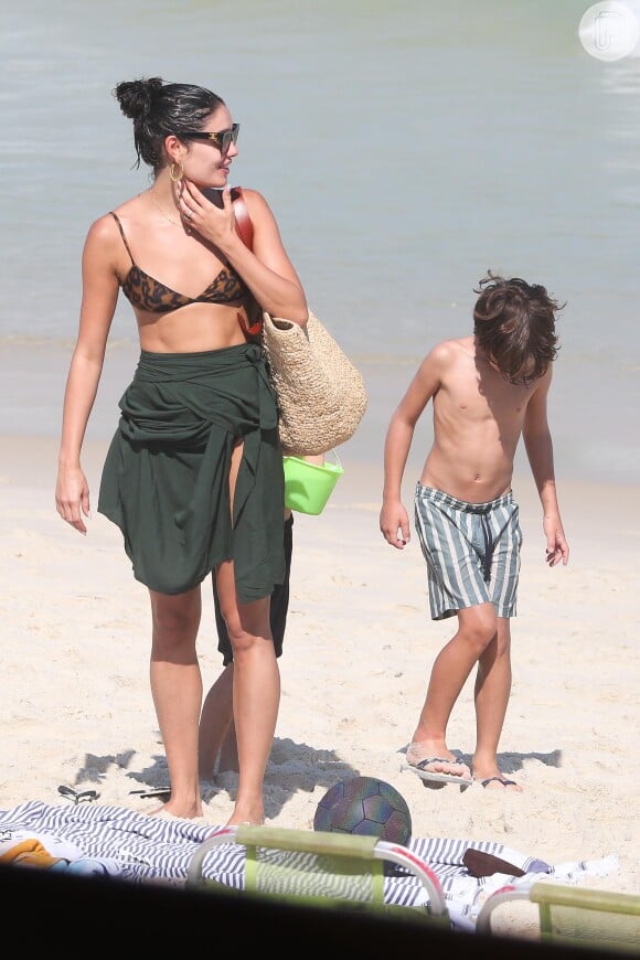 Daniel Oliveira e Sophie Charlotte vão embora da praia juntos com seus filhos na Barra da Tijuca