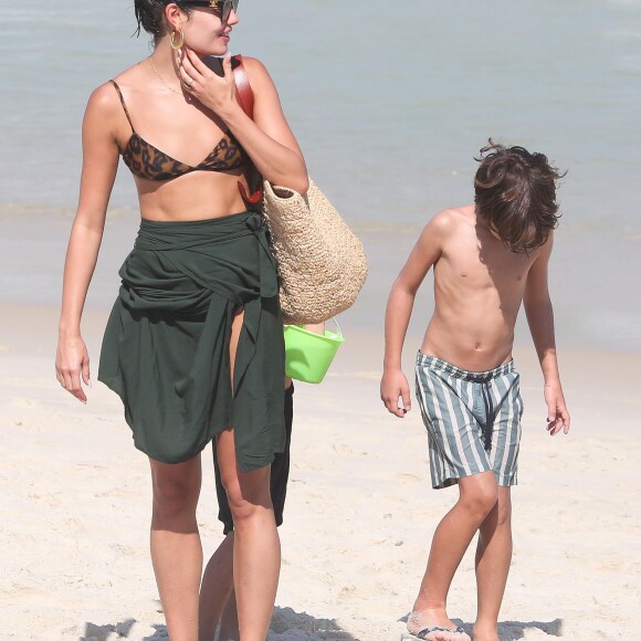 Daniel Oliveira e Sophie Charlotte vão embora da praia juntos com seus filhos na Barra da Tijuca