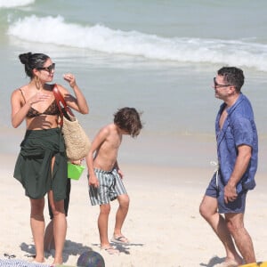 Daniel Oliveira e Sophie Charlotte vão embora da praia juntos com seus filhos na Barra da Tijuca