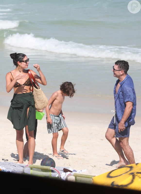 Daniel Oliveira e Sophie Charlotte vão embora da praia juntos com seus filhos na Barra da Tijuca