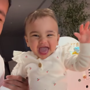 Neymar, encantado com a filha, não se aguentou e caiu na risada