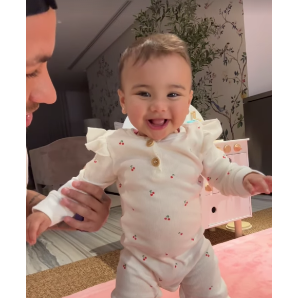 Mavie, após uma interação com Neymar, abriu um sorrisão para a câmera